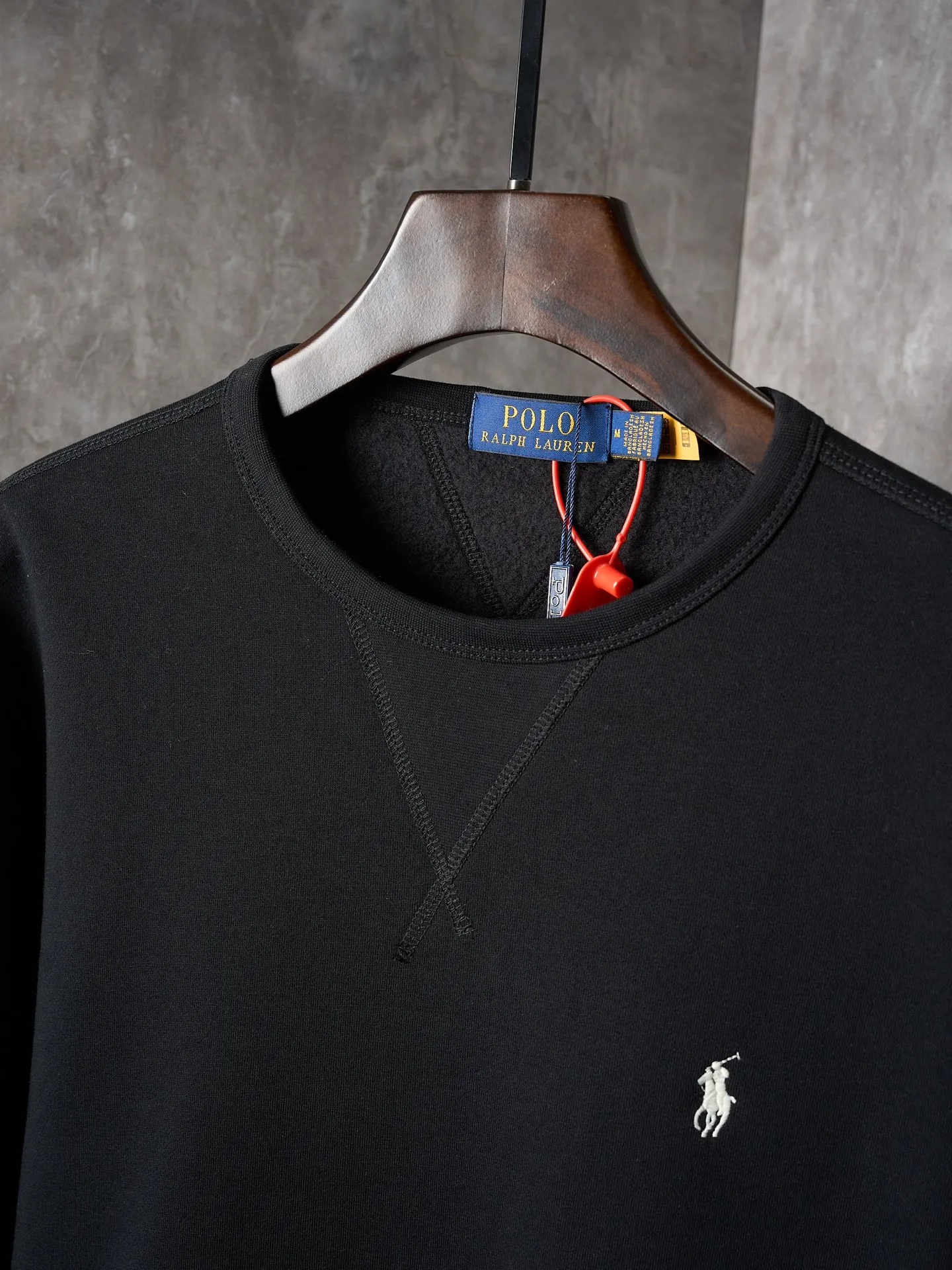 P290 Actual auction】Ralph Lauren/Ralph Lauren solid color pony logo embroidered round neck sweatshirt (black) [Ready stock] S M L XL custom cloud-like honey cotton fleece sweatshirt material with delicate feel and comfortable skin fit. A touch of midnight navy blue as the main color, exquisite red pony logo embellishment, full of recognition, with an atmosphere of freedom and vitality, a symphony of pure and smart colors, and outlining a high-end silhouette with extreme simplicity. Become the smart focus of vision and show your taste in silence. Use imported machine embroidery technology. Use advanced computer control system and precision mechanical components to realize the iconic pony embroidery operation. High precision. The lines are smooth and delicate. Adopt Hasuo technology. Use specific machines to sew. Hasuo has high fastness. It adds visual effects. It is time-consuming and labor-intensive. The fabrics have been washed and have a better hand feel. Not easy to deform. Not easy to shrink. Not easy to fade. Maintain long-term beauty and fit.